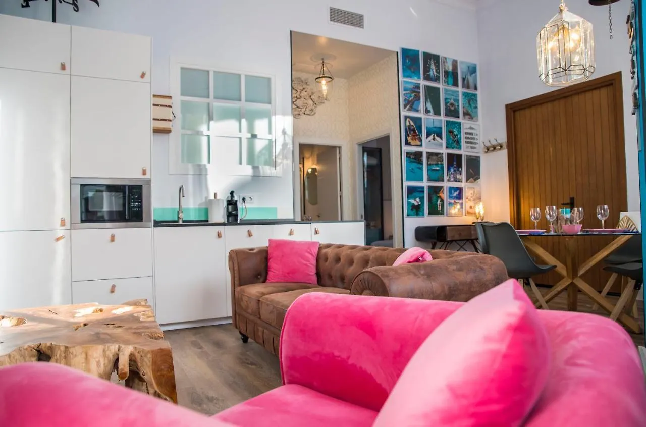 Apartment Popeye Suite: Puerto Marina Island Retreat with Rooftop Pool Benalmadena