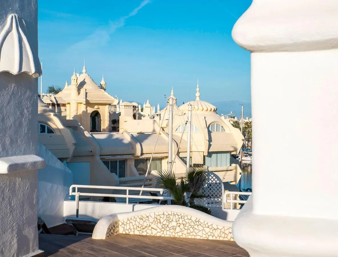 Apartment Popeye Suite: Puerto Marina Island Retreat with Rooftop Pool Benalmadena
