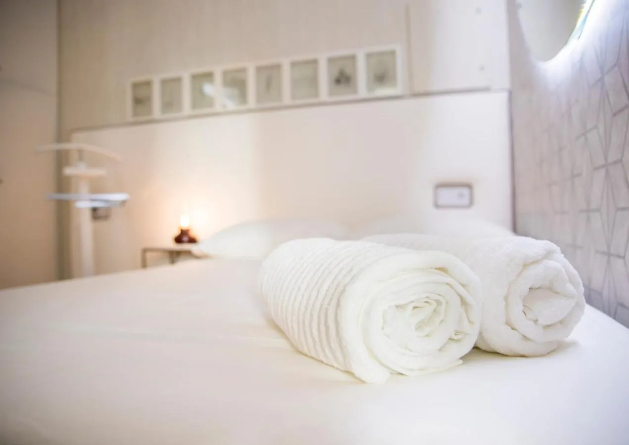 Apartment Popeye Suite: Puerto Marina Island Retreat with Rooftop Pool Benalmadena
