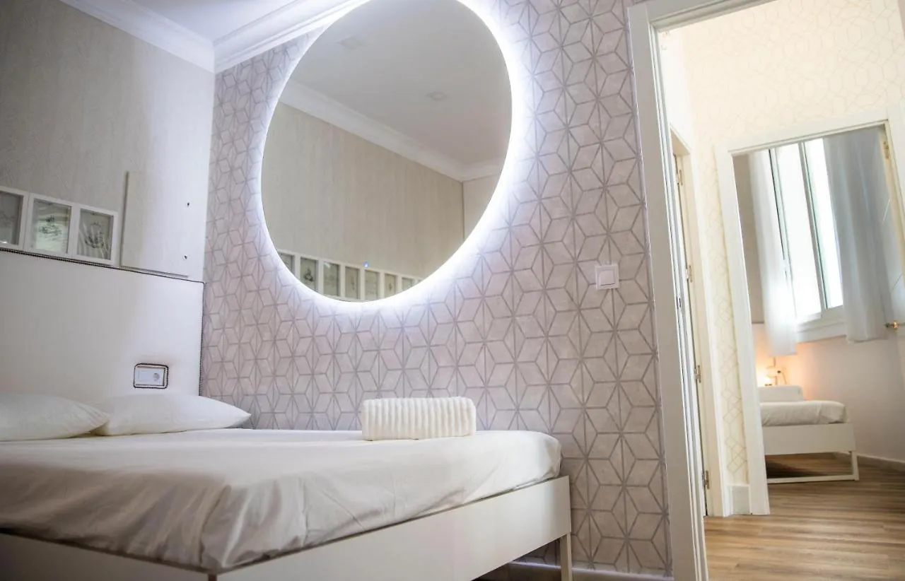 Apartment Popeye Suite: Puerto Marina Island Retreat with Rooftop Pool Benalmadena