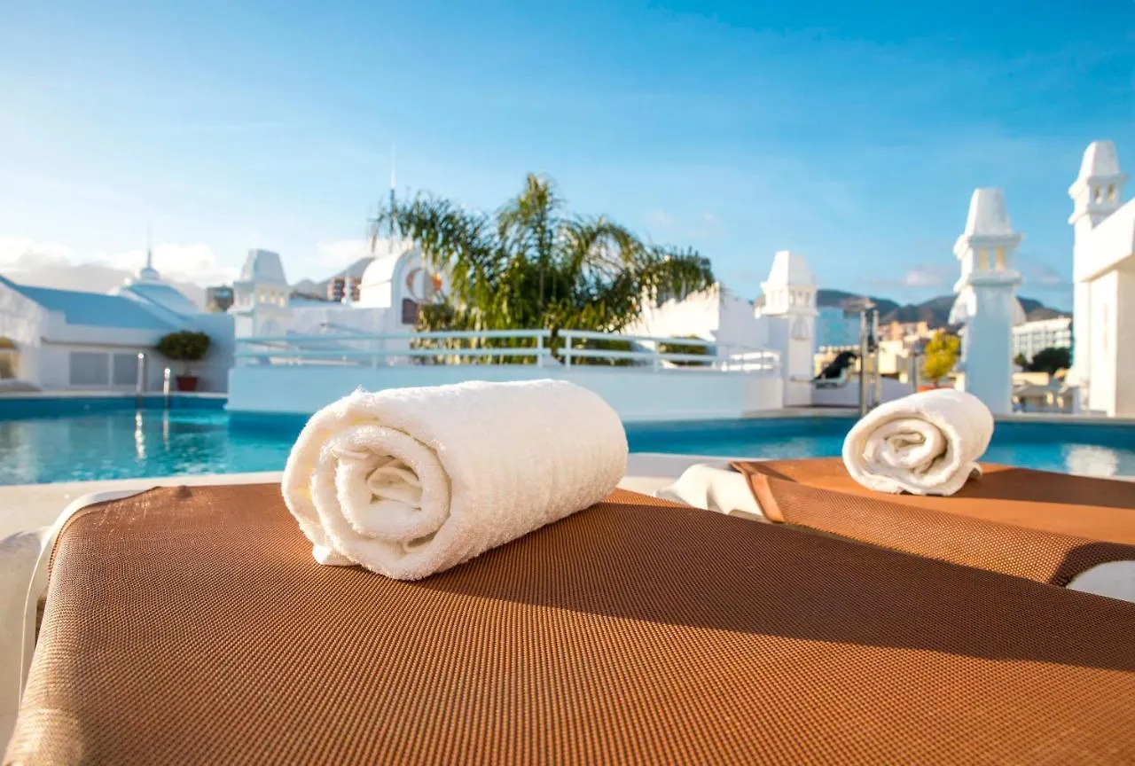 Popeye Suite: Puerto Marina Island Retreat with Rooftop Pool Benalmadena