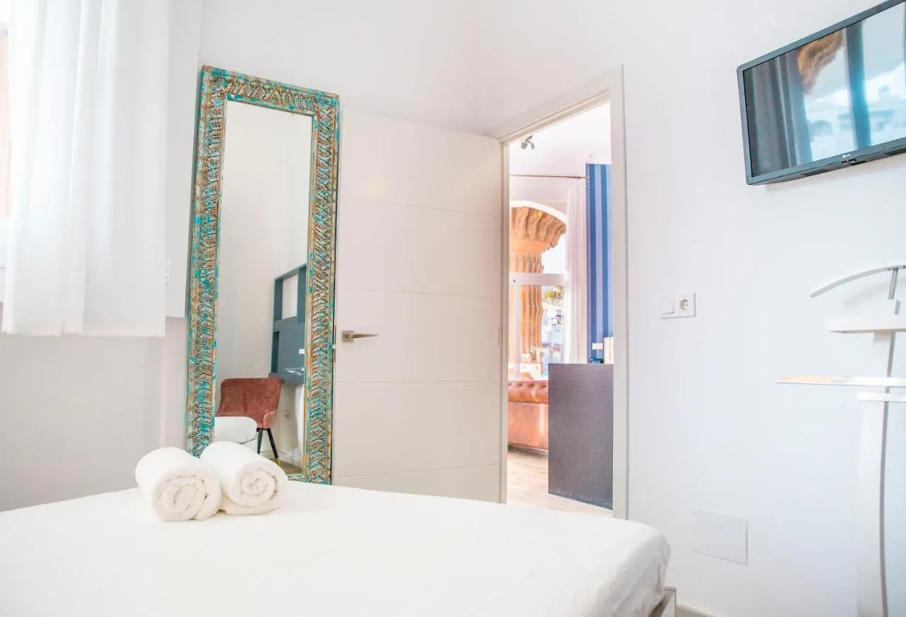 Popeye Suite: Puerto Marina Island Retreat with Rooftop Pool Benalmadena Spain