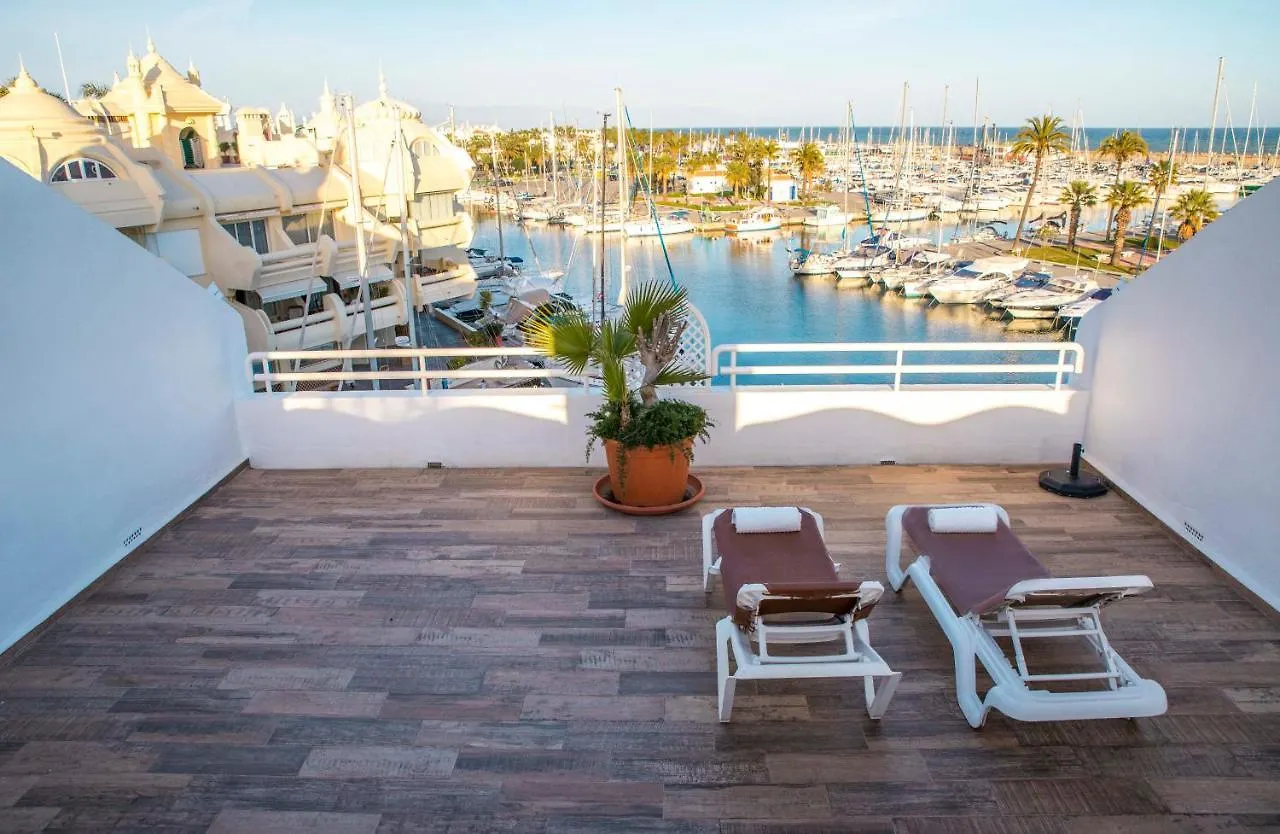 Apartment Popeye Suite: Puerto Marina Island Retreat with Rooftop Pool Benalmadena