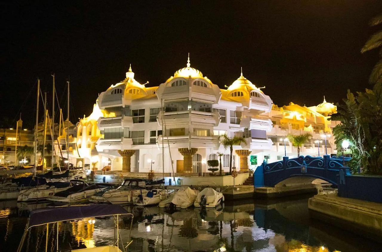 Popeye Suite: Puerto Marina Island Retreat with Rooftop Pool Benalmadena