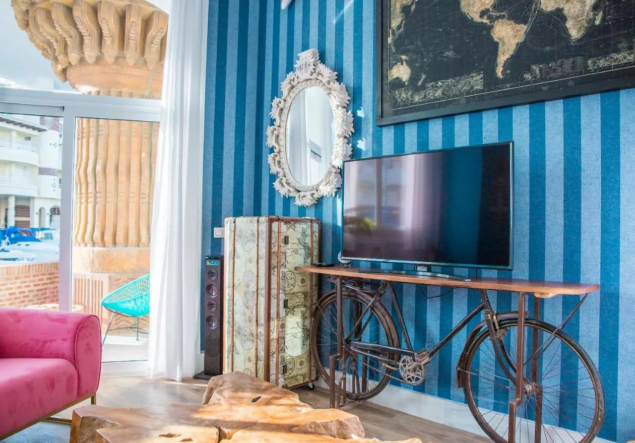 Popeye Suite: Puerto Marina Island Retreat with Rooftop Pool Benalmadena